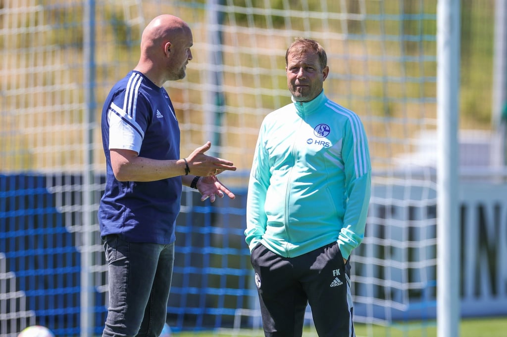Schalkes Sportdirektor Rouven Schröder (l) im Gespräch mit Schalkes Cheftrainer Frank Kramer.