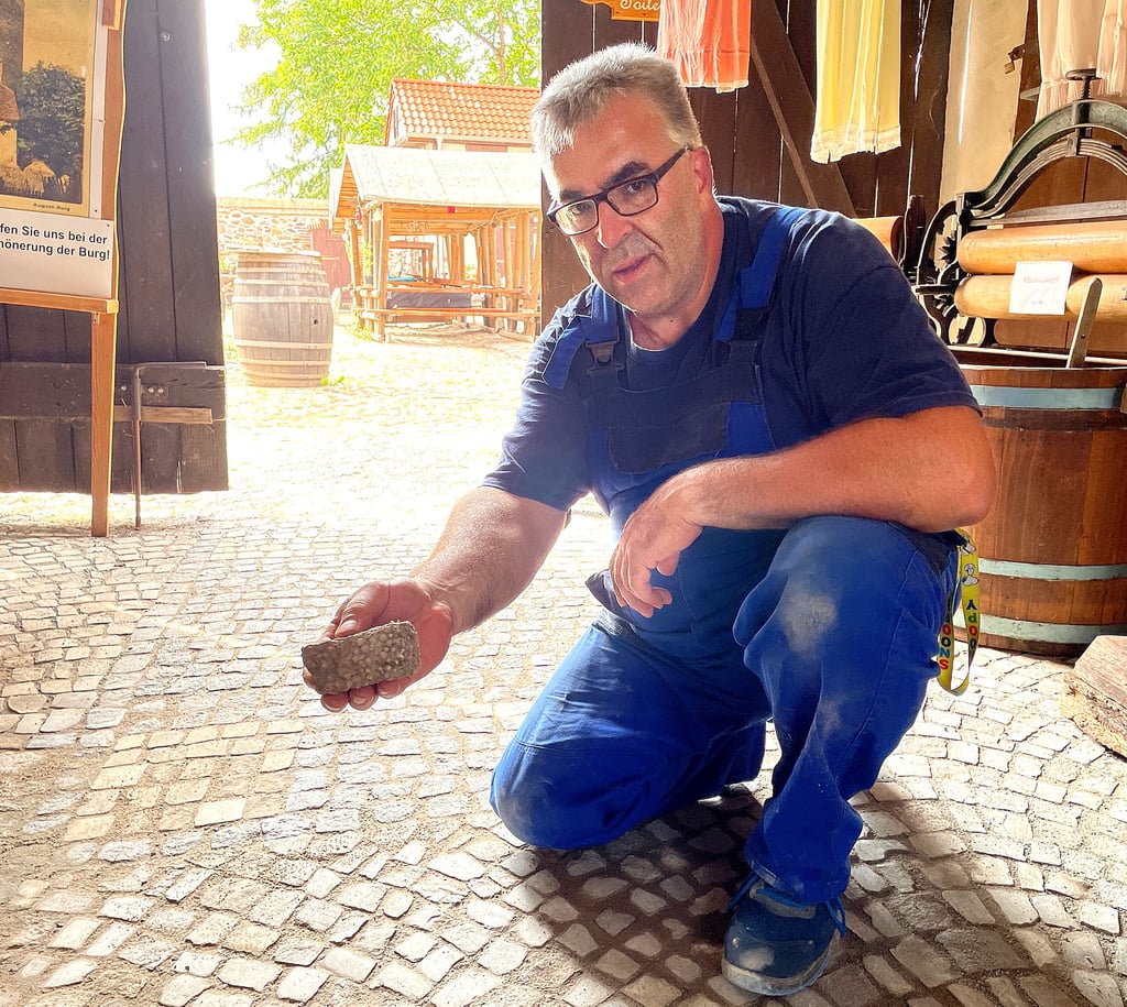Andrè Günther zeigt den neu gepflasterten Eingangsbereich zum Innenhof der Loburger Burg.