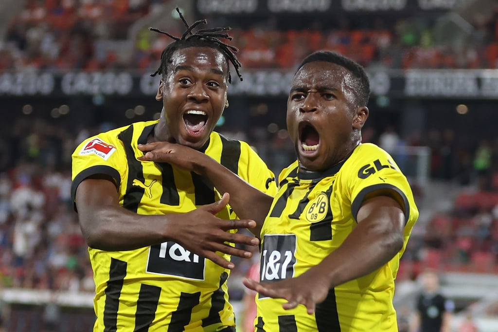 Die Dortmunder Torschützen Youssoufa Moukoko und Jamie Bynoe-Gittens (l) bejubeln gegen den SC Freiburg ein Tor.