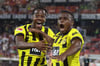 Die Dortmunder Torschützen Youssoufa Moukoko und Jamie Bynoe-Gittens (l) bejubeln gegen den SC Freiburg ein Tor.