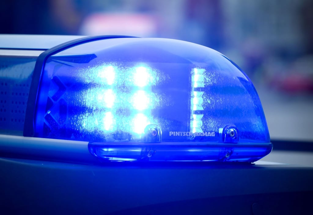 Das Blaulicht an einem Polizeiauto leuchtet.
