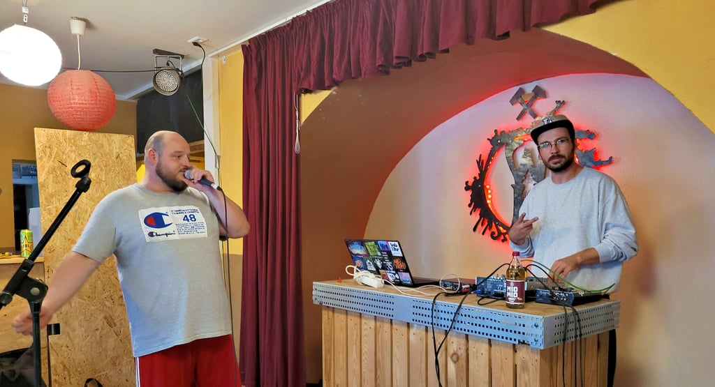Florian Scheufler (links) und Benedikt Kasprzyk präsentieren Beats und Gesang beim Workshop im „Hotel Wien“.