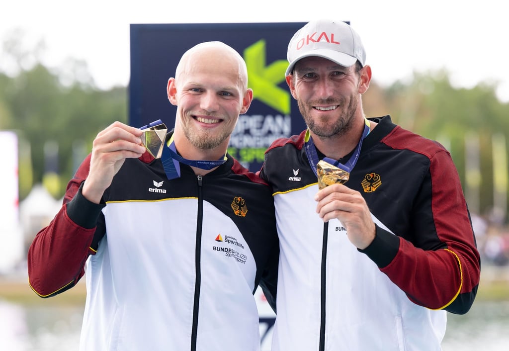 Tim Hecker (l) und Sebastian Brendel aus Deutschland freuen sich bei der Siegerehrung über die Goldmedaille.
