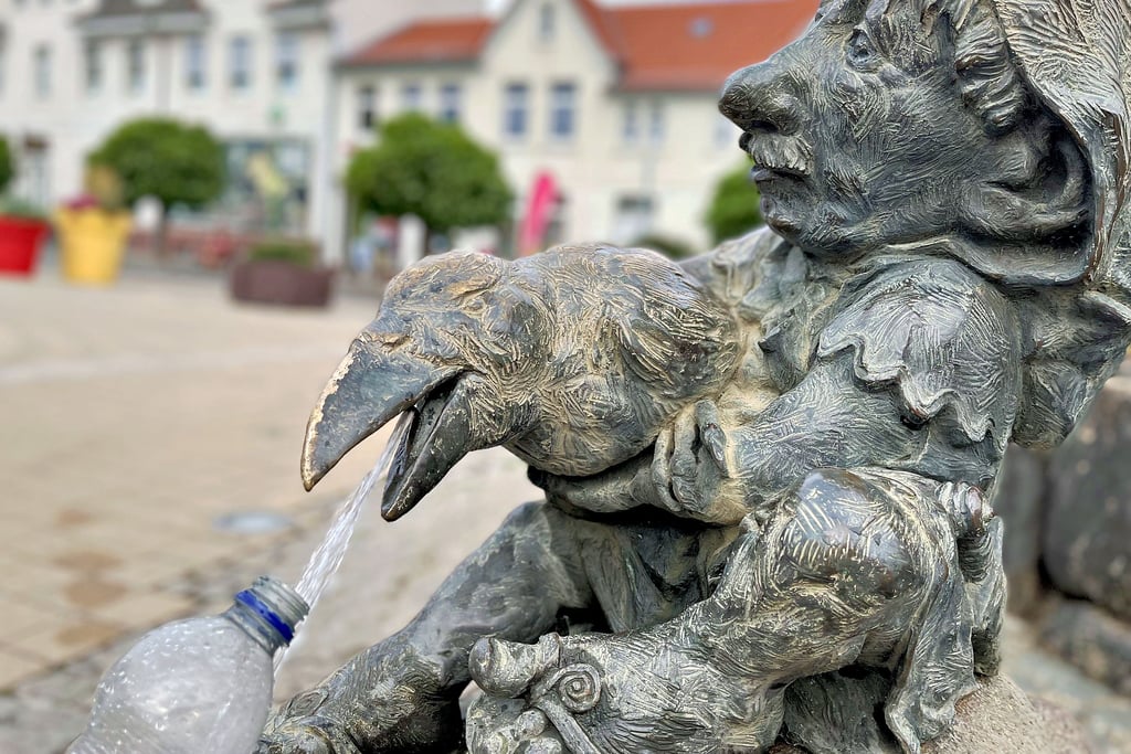 „Brunnen der Weisheit“ in Thale: Bei einem von Wotans Raben gibt es Trinkwasser.
