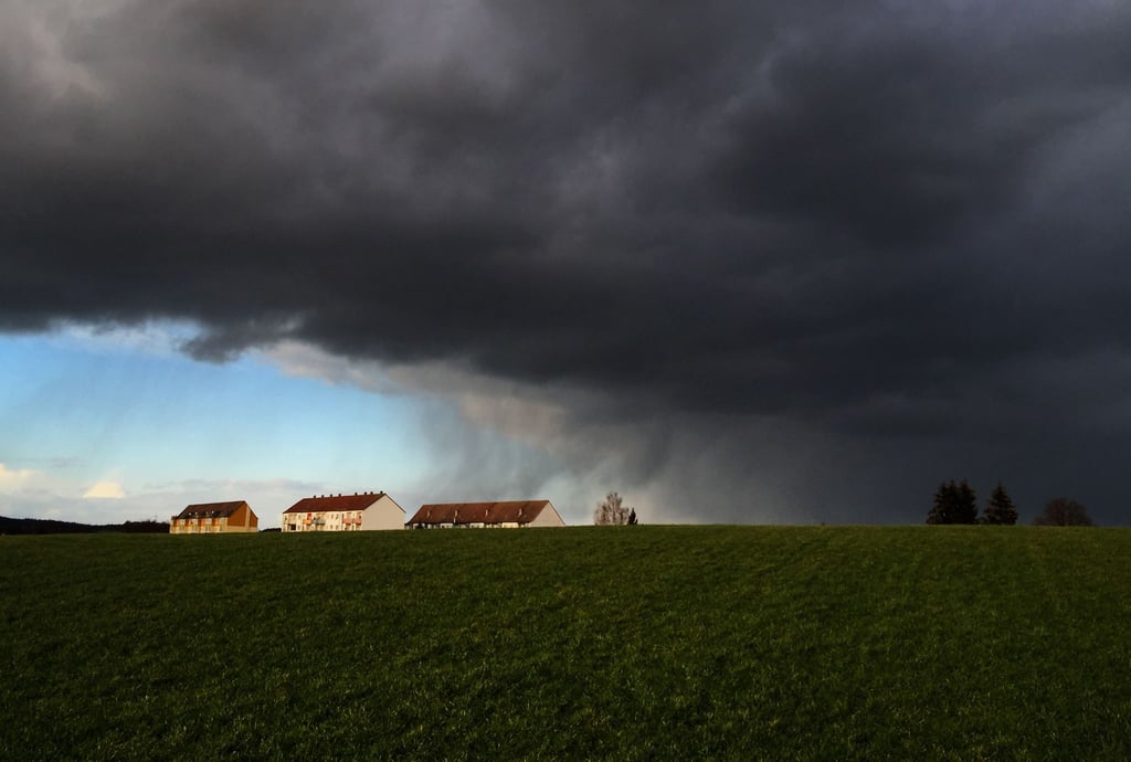Unwetter ziehen in Teilen des Landes auf: Man kann sein Gebäude auch kurzfristig noch schützen.