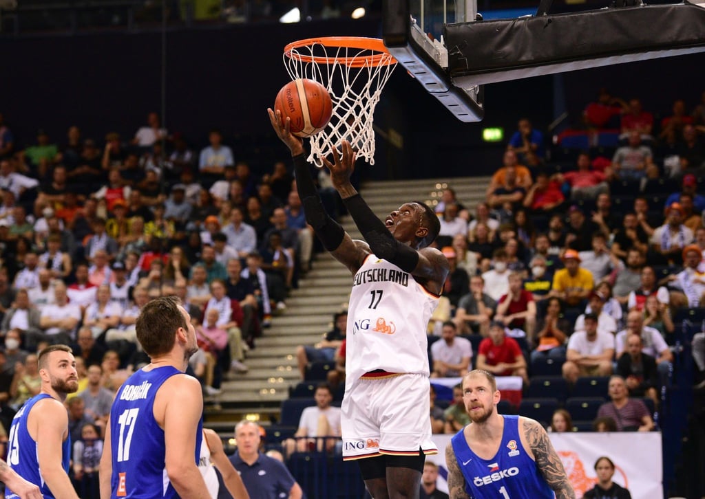 Deutschlands Dennis Schröder legt den Ball in den Korb.