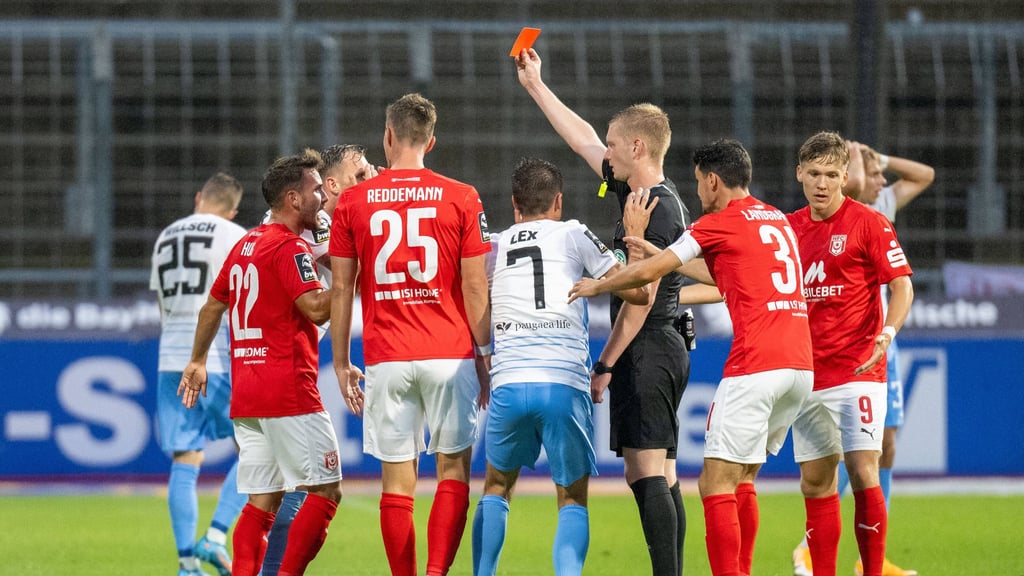 Bei Schiedsrichter Steven Greif saßen in München die Karten locker.