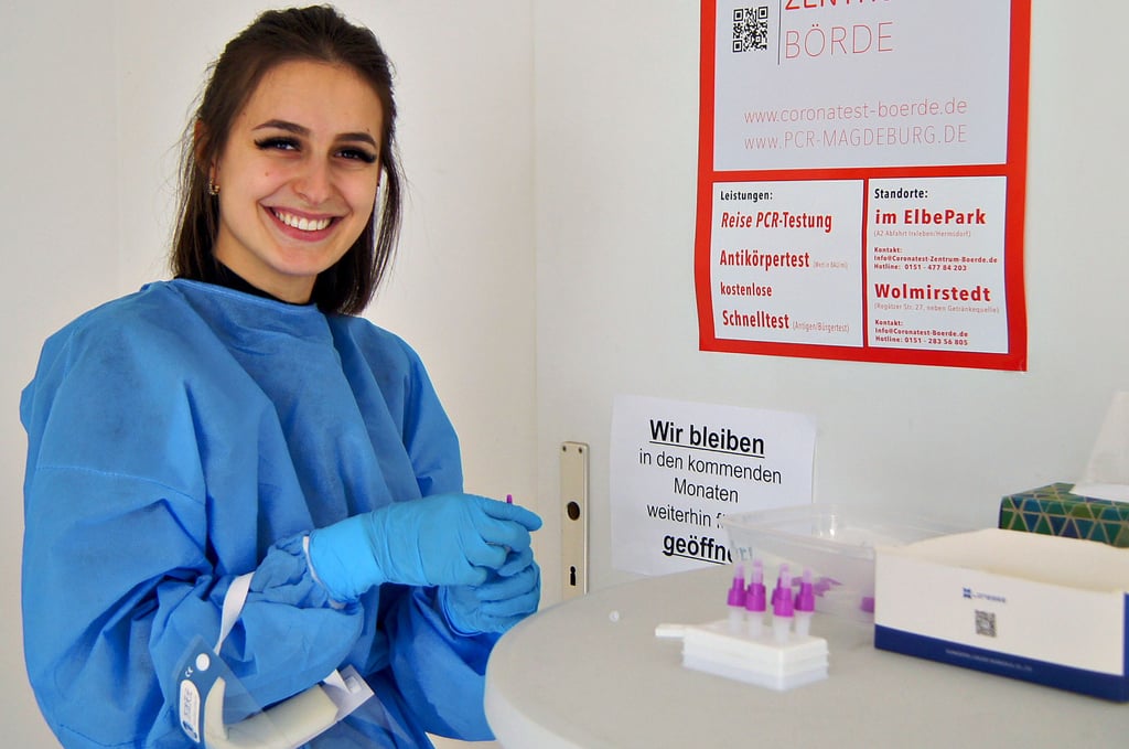 Rina Zogaj testet im Testzentrum Börde, neben der Getränkequelle in der Rogätzer Straße. Viele benötigen einen Test, weil sie Angehörige im Krankenhaus besuchen möchten. Die Testergebnisse werden sowohl in Papierform, als auch aufs Smartphone übermittelt.