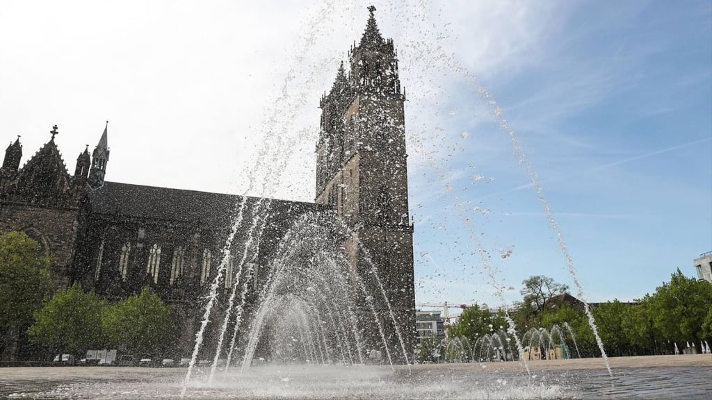 Auf dem Magdeburger Domplatz sind die Wasserspiele längst zum Publikumsmagneten geworden. Doch es fehlt an finanzieller Unterstützung. Die Stadt sucht händeringend nach Geldgebern. Symbolbild: