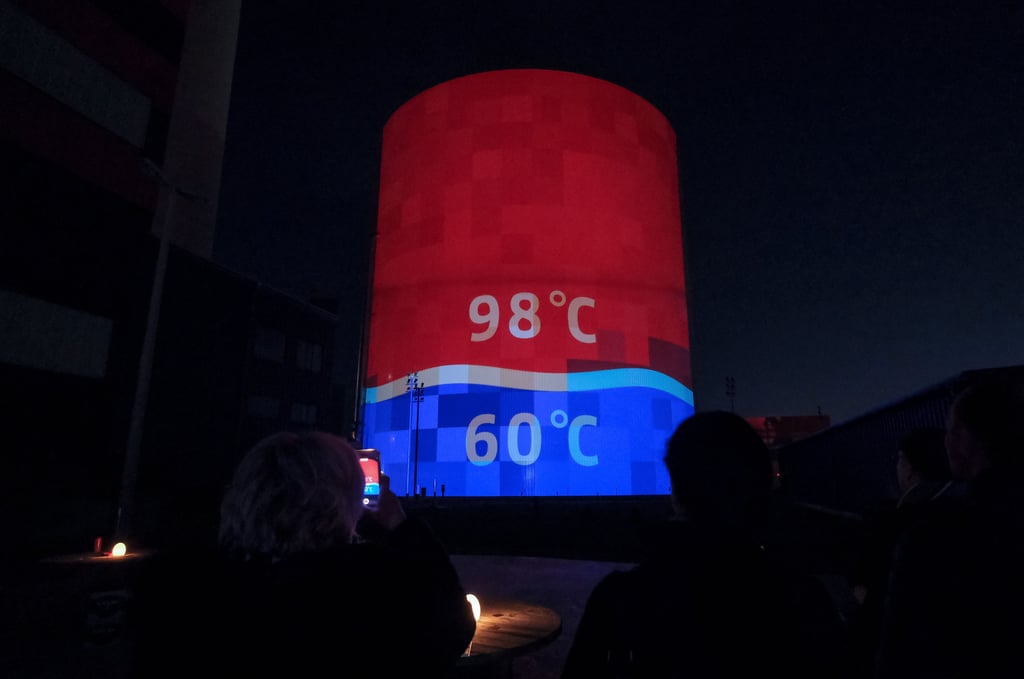 Der Energiespeicher der EVH in der Dieselstraße sorgt für Flexibilität bei der Fernwärmeversorgung in Halle. Zu seiner Eröffnung zeigten visuelle Effekte den Warmwasserstand in der größten „Thermoskanne“ der Welt an.