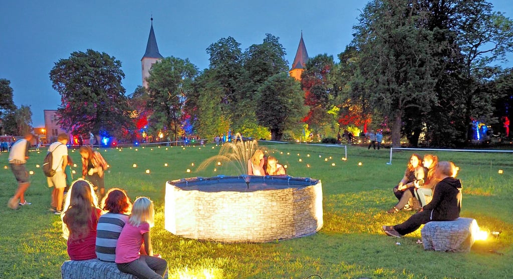 So stimmungsvoll zeigen sich Schloss Hessen und die Parkanlage einmal im Jahr, wenn zur Gartennacht gebeten wird.