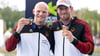 Tim Hecker (l) und Sebastian Brendel aus Deutschland freuen sich bei der Siegerehrung über die Goldmedaille.