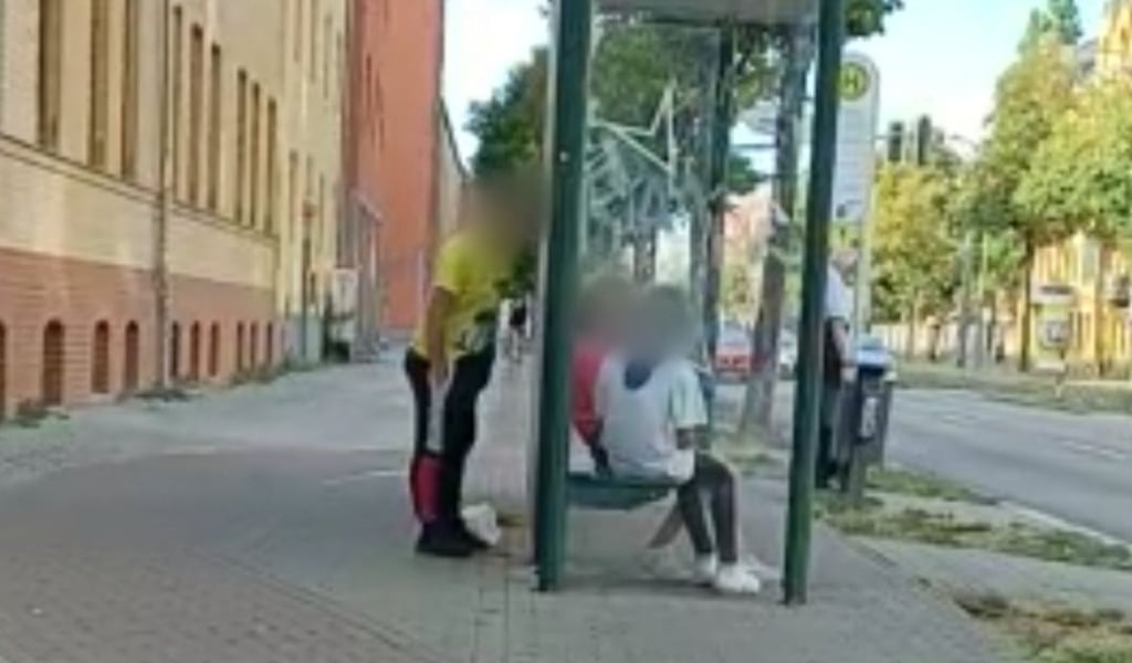 Der 37-jährige Mann mit der rechten Hand in der Hosentasche und mit der linken Hand am Geschlechtsteil.