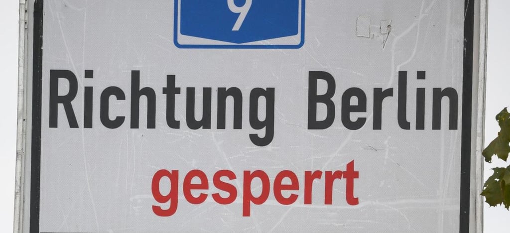 Ein mit Zahnpasta beladener Lkw ist am frühen Freitagmorgen auf der A9 Richtung Berlin zwischen Köselitz und Klein-Marzehns verunglückt. Wegen des Unfalls ist ein Teil der A9 gesperrt, der Verkehr wird an der Unfallstelle vorbeigeleitet. Symbolbild: