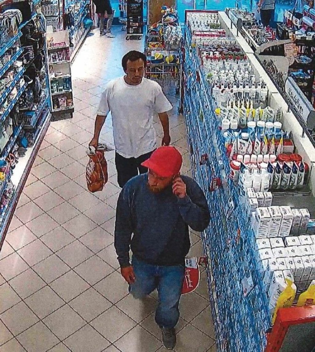 Diese Männer werden verdächtigt, in Magdeburg Parfüm im Wert von über 1000 Euro gestohlen zu haben.