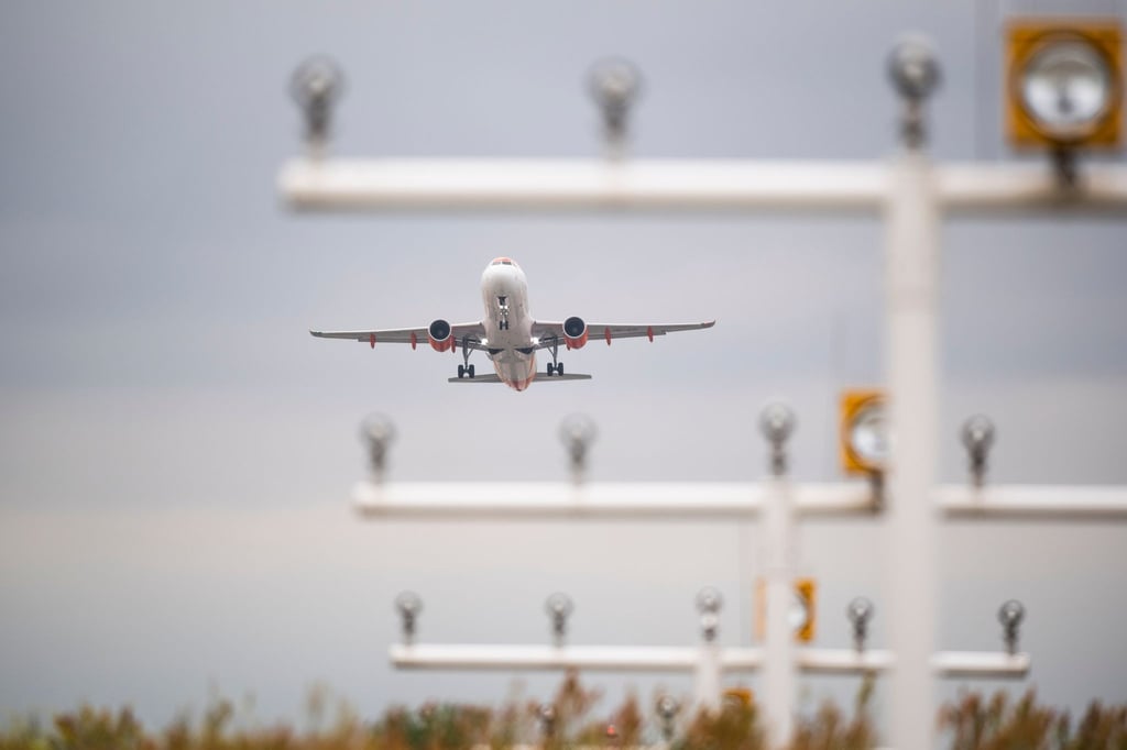 Ein Flugzeug der Fluggesellschaft Easyjet startet am Flughafen Berlin Brandenburg (BER).