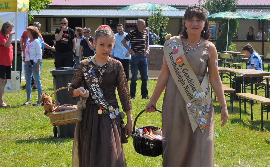 Kartoffelkönigin Nicole I. und Kartoffelprinzessin Emmi haben auf dem Vereinstag im Juni für das Kartoffelfest geworben.