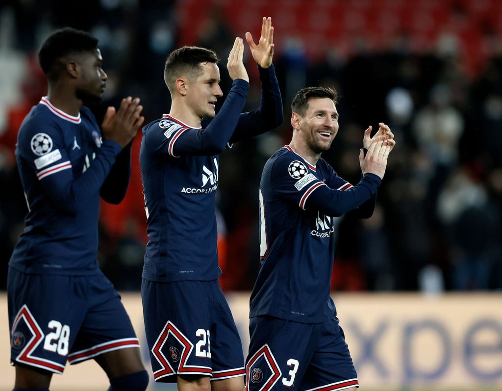 Junior Dina-Ebimbe (l-r), Julian Draxler und Lionel Messi bedanken sich nach einem Sieg bei den Fans für deren Support.