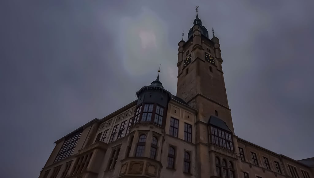 Ein ungewohntes Bild, das es so bislang noch nicht gegeben hat. Auf dieser Bildmontage hat unser Fotograf die Lichter im Dessauer Rathaus „ausgeknipst“. Die Stadt will die Beleuchtung ab dem 1. September auf ein Minimum zurückfahren.