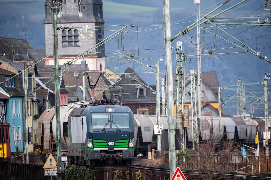 Ein Güterzug rollt durch Niederheimbach im Mittelrheintal.