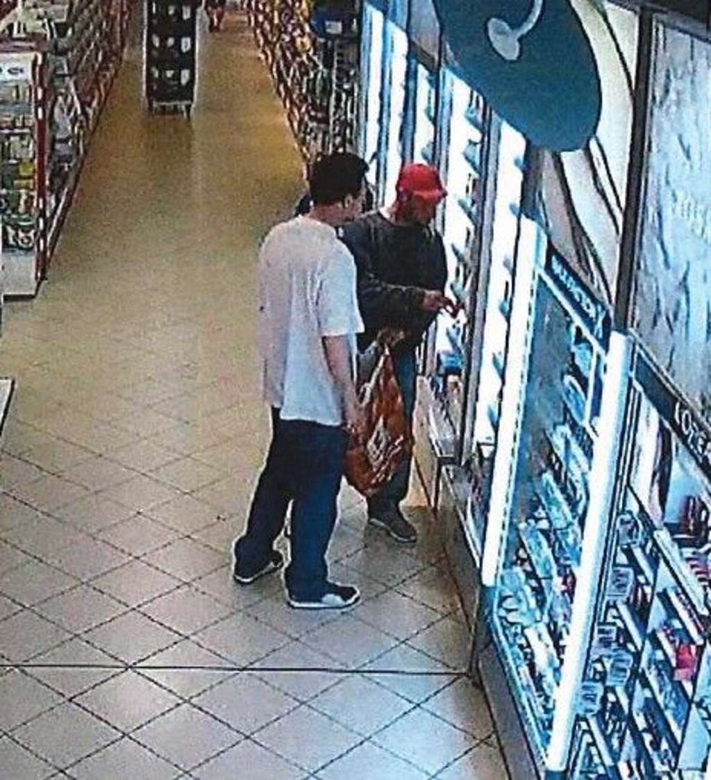 Die beiden Männer nahmen offenbar das Parfüm aus den Vitrinen und steckten es in ihren mitgebrachten Beutel.