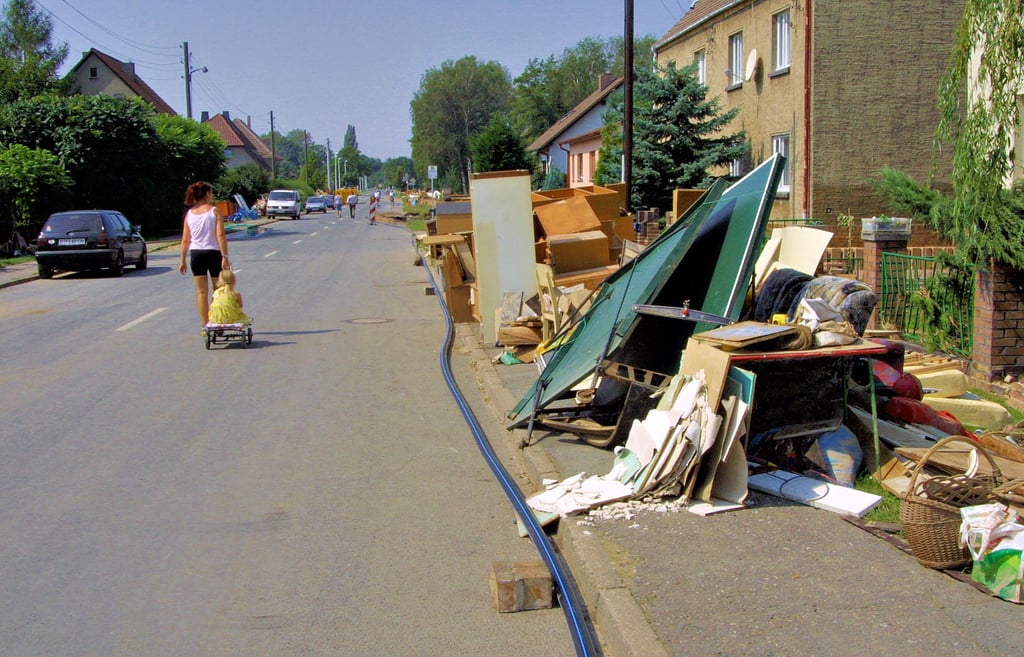 Was kann bleiben, was ist unbrauchbar? Die Fragen bewegten auch in Raguhn, wo sich schnell Unmengen von Müll auf den Straßen sammelten.