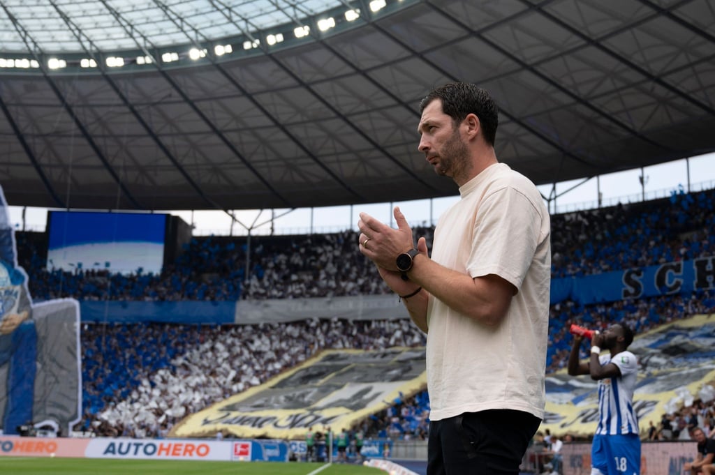 Sandro Schwarz steht am Spielfeldrand.