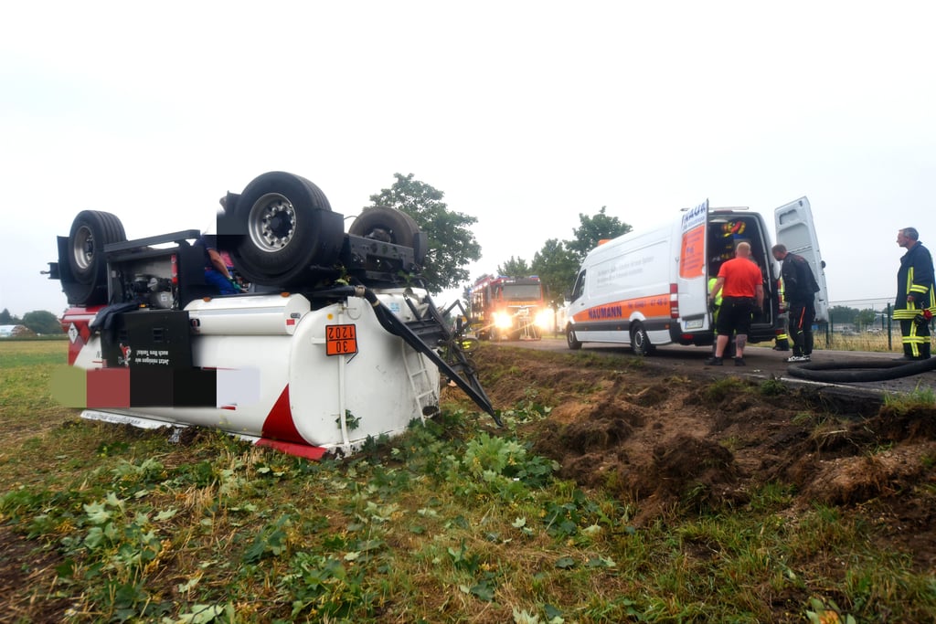 Beim dem Unfall kippte der Anhänger des Lasters auf ein Feld an der B181 zwischen Merseburg und Leipzig.