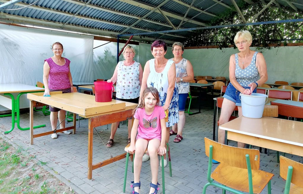 In Predel wird das 49. Tümpelfest vorbereitet. Deswegen waren jeden Abend Freiwillige im Einsatz. Die Frauen greifen zu Eimer und Lappen.