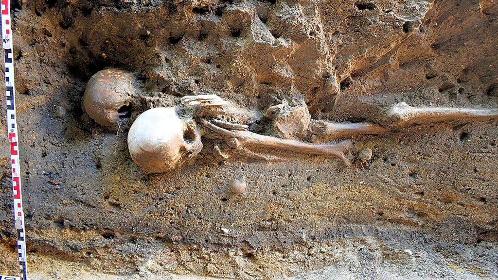 Bei Bauarbeiten vor der Jacobikirche in Stendal entdeckten die Archäologen die Skelette eines Kindes und eines Erwachsenen. Baustopp für die umfangreiche Sanierung.