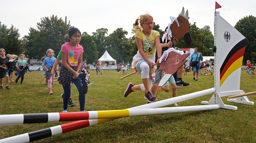 Sogar mit Hindernissen: Die Kinder zeigen, wie sie sich mit Steckenpferd überwinden lassen.
