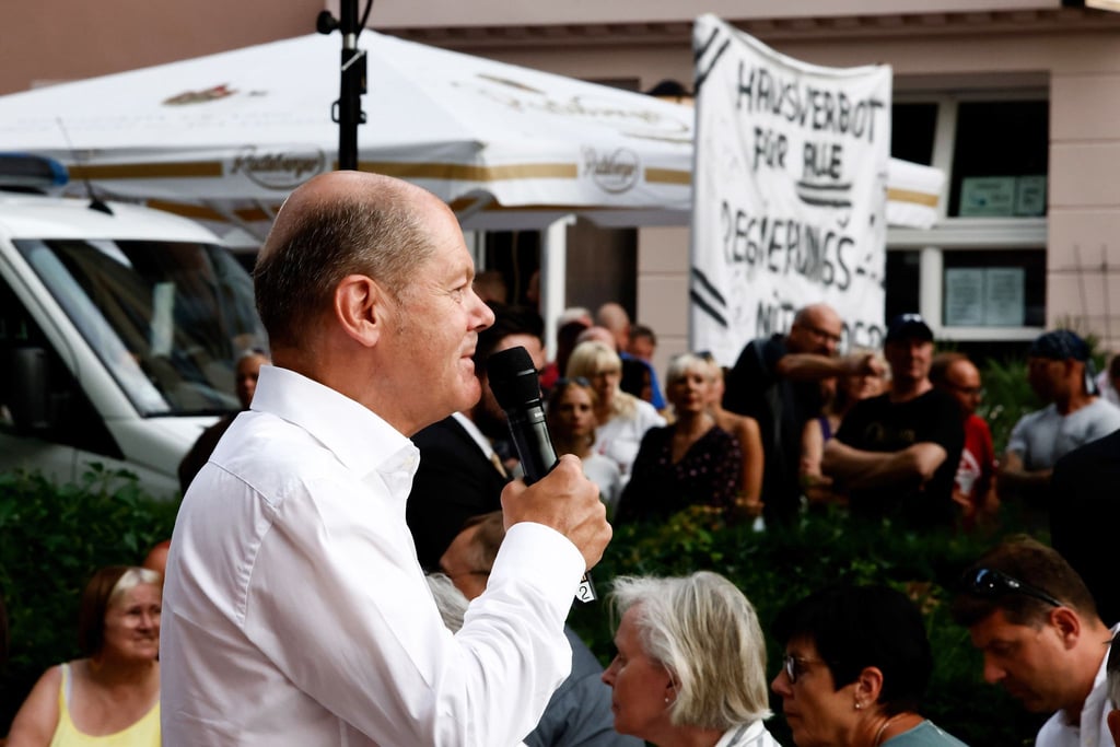 Bundeskanzler Olaf Scholz bei einer Dialogveranstaltung mit Bürgerinnen und Bürgern in Neuruppin.