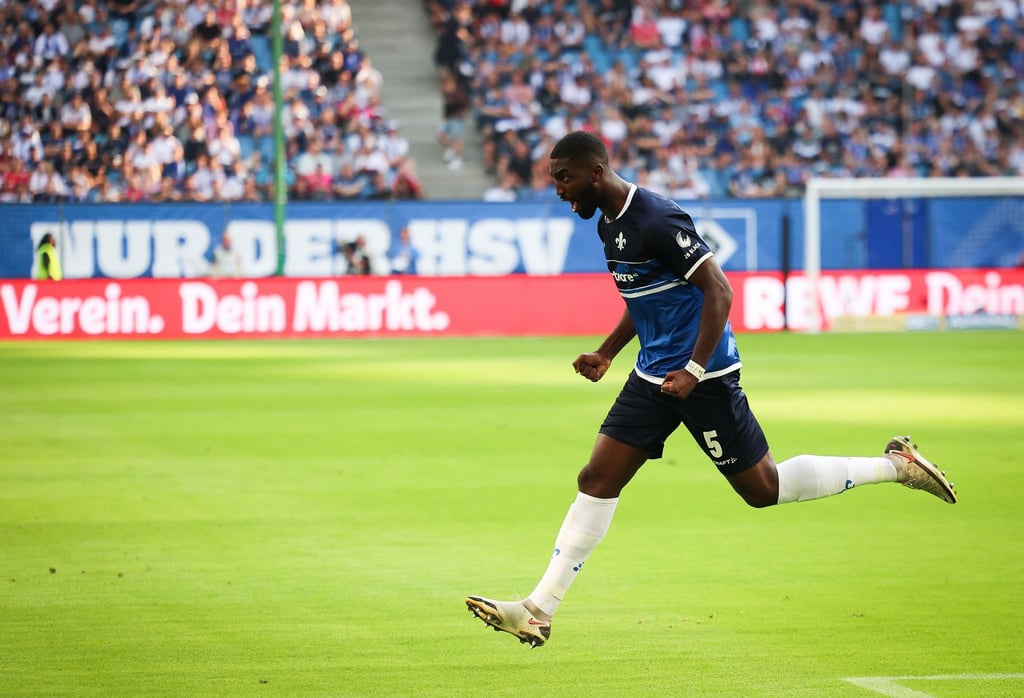 Darmstadts Patric Pfeiffer feiert sein Tor zum 1:0 beim den Hamburger SV.