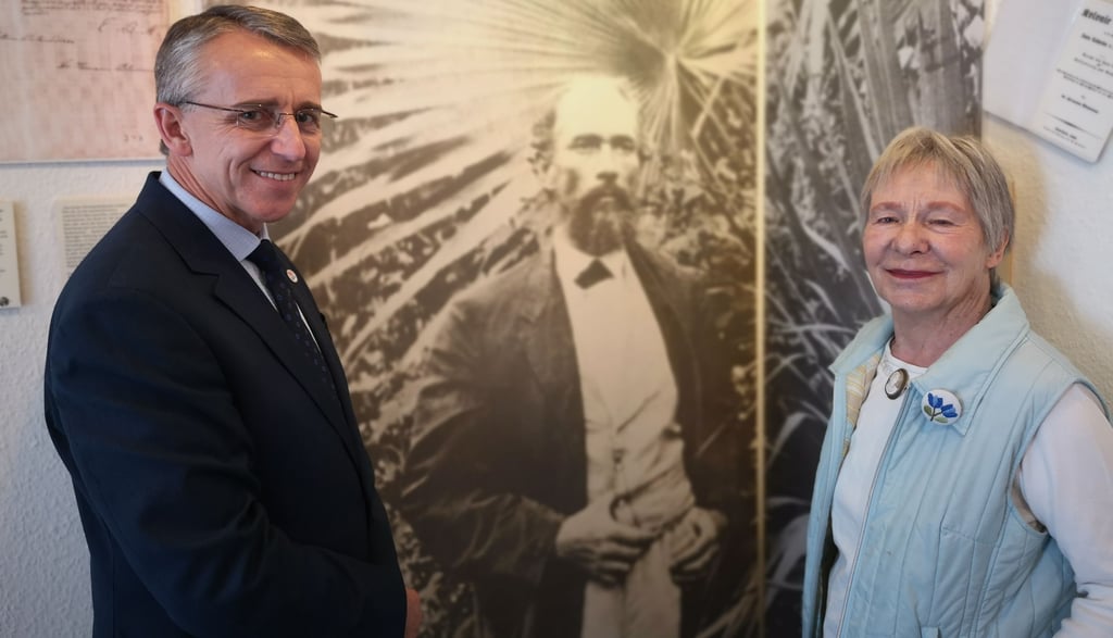 Urenkelin Jutta Blumenau-Niesel und Mario Hildebrandt, der Bürgermeister von Blumenau, posieren an einem Foto von Hermann Blumenau, dem Gründer der nach ihm benannten Stadt in Brasilien. Foto: Sandra Reulecke