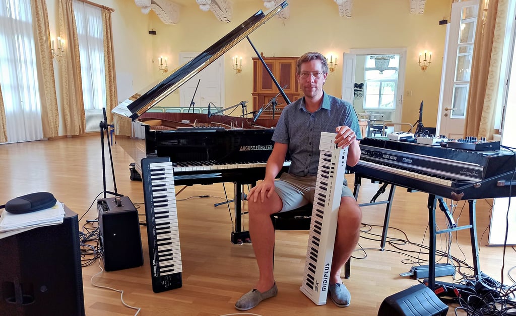 Stefan Schultze ist Artist in Residence am Gesellschaftshaus Magdeburg: Dieser Tage arbeitet er an einem neuen Soloprojekt. Dafür hat er zahlreiche Tasteninstrumente im Einsatz. Gern arbeitet er mit dem präparierten Flügel.