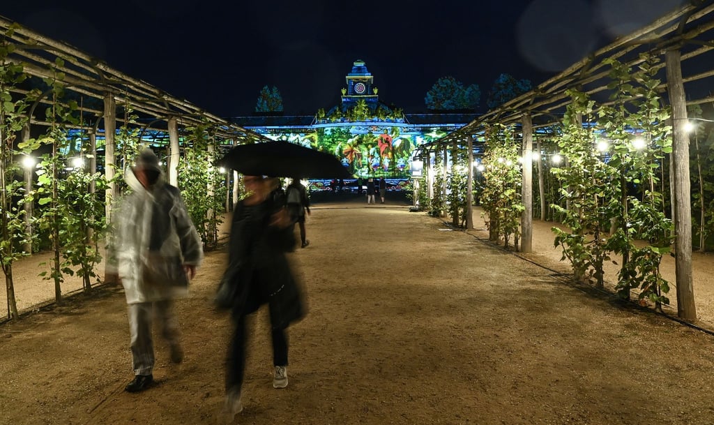 Farbige Lichteffekte sind an der Fassade der Bildergalerie zu sehen.