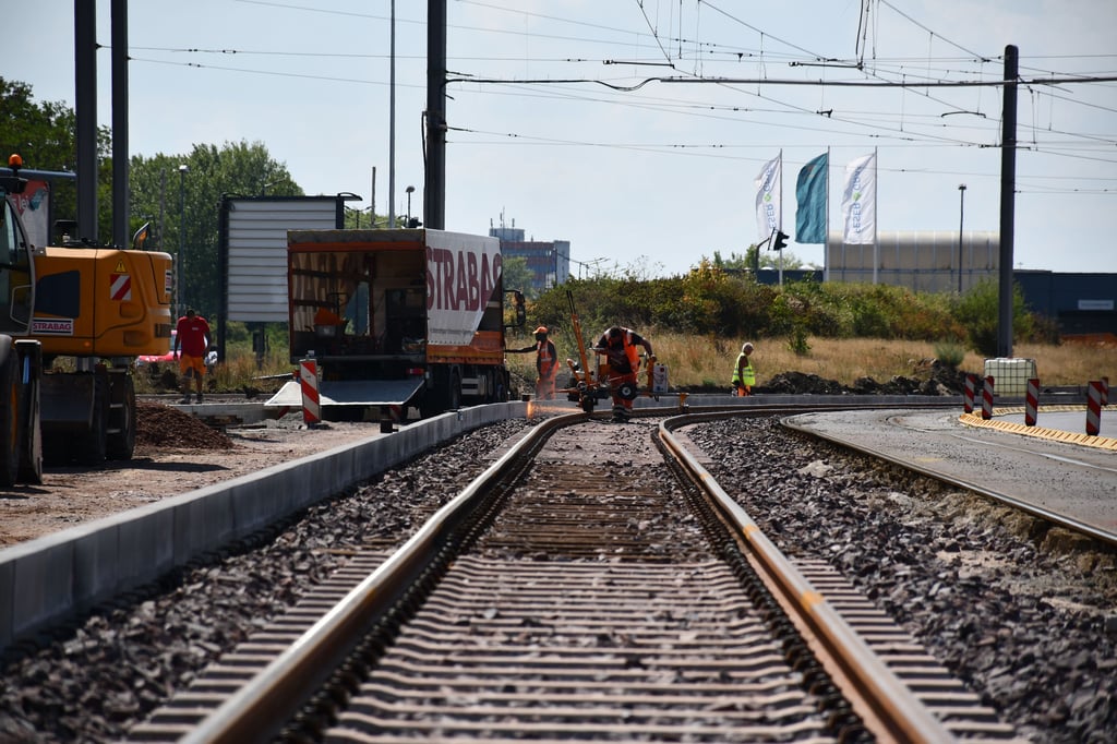 Letzter Schliff für die neuen Schienen auf dem August-Bebel-Damm in Magdeburg-Rothensee.