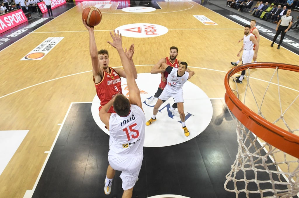 Deutschlands Franz Wagner (l) zieht gegen Serbiens Nikola Jokic (vorne) zum Korb.