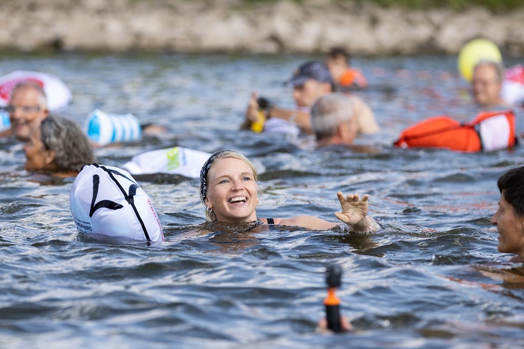 Eine Frau schwimmt in der Weser.