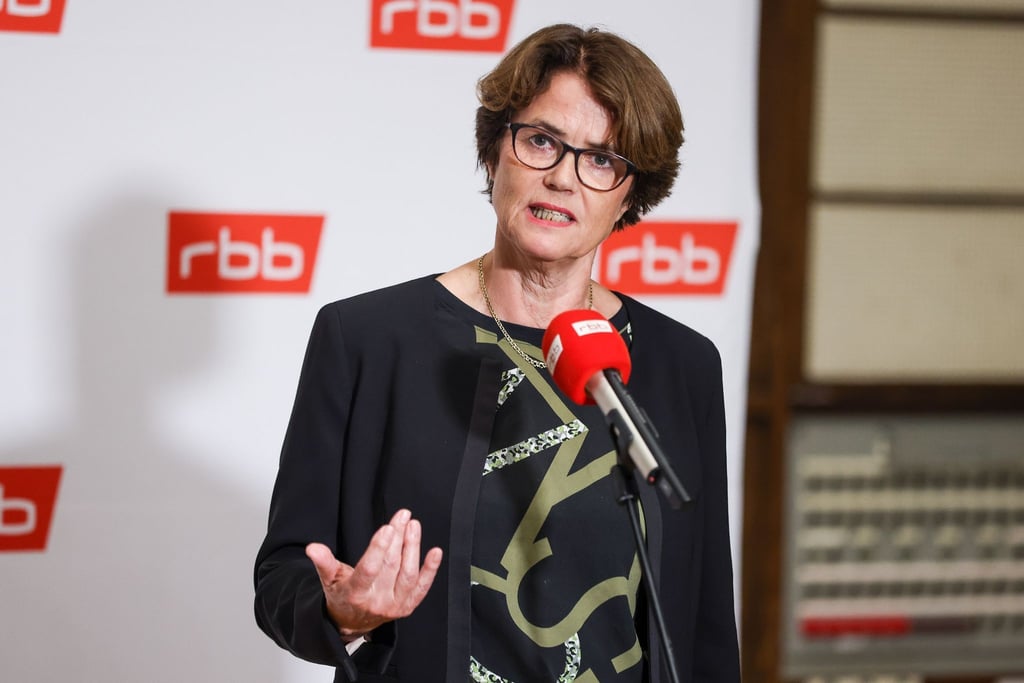 Friederike von Kirchbach, Vorsitzende des RBB-Rundfunkrates, tritt zurück.
