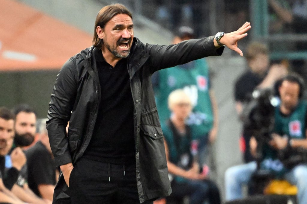 Gladbachs Trainer Daniel Farke gibt seinen Spielern taktische Anweisungen.
