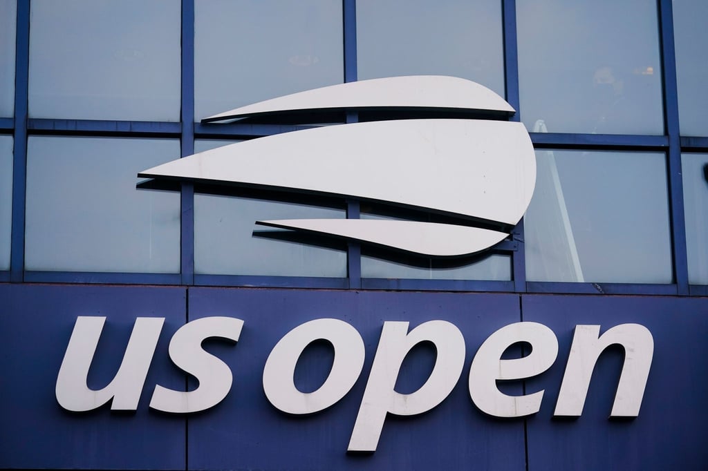 Das Logo der US Open am Arthur-Ashe-Stadion im USTA Billie Jean King National Tennis Center.