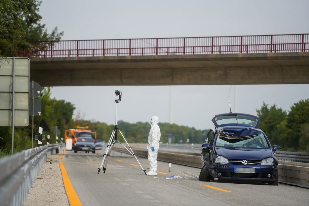 Unbekannte haben zwei Gullideckel auf die Autobahn A7 geworfen.