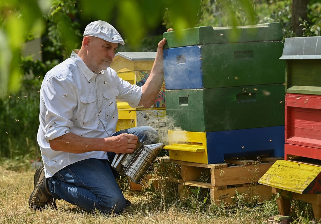 Holger Ackermann, Imker und Sprecher des Landes-Imkerverbands Brandenburg, arbeitet im Garten.