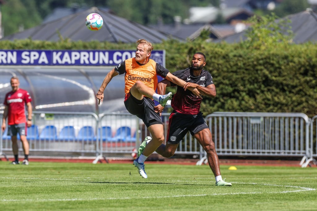 Joel Pohjanpalo (l) im Leverkusener Trainingslager im Zweikampf mit Jonathan Tah.