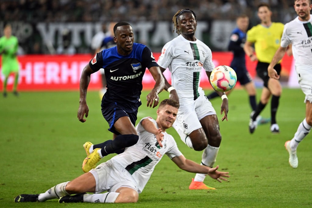 Gladbachs Nico Elvedi und der Berliner Dodi Lukebakio kämpfen um den Ball.