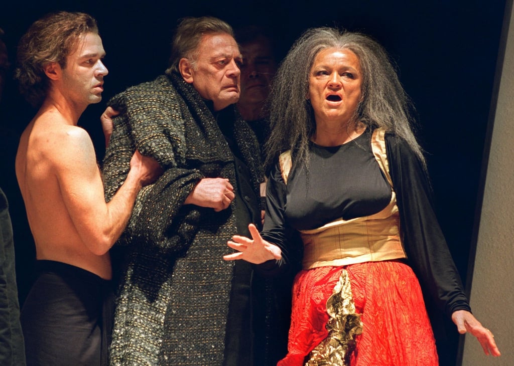 Eva-Maria Hagen (r) als Barbarin Medea.
