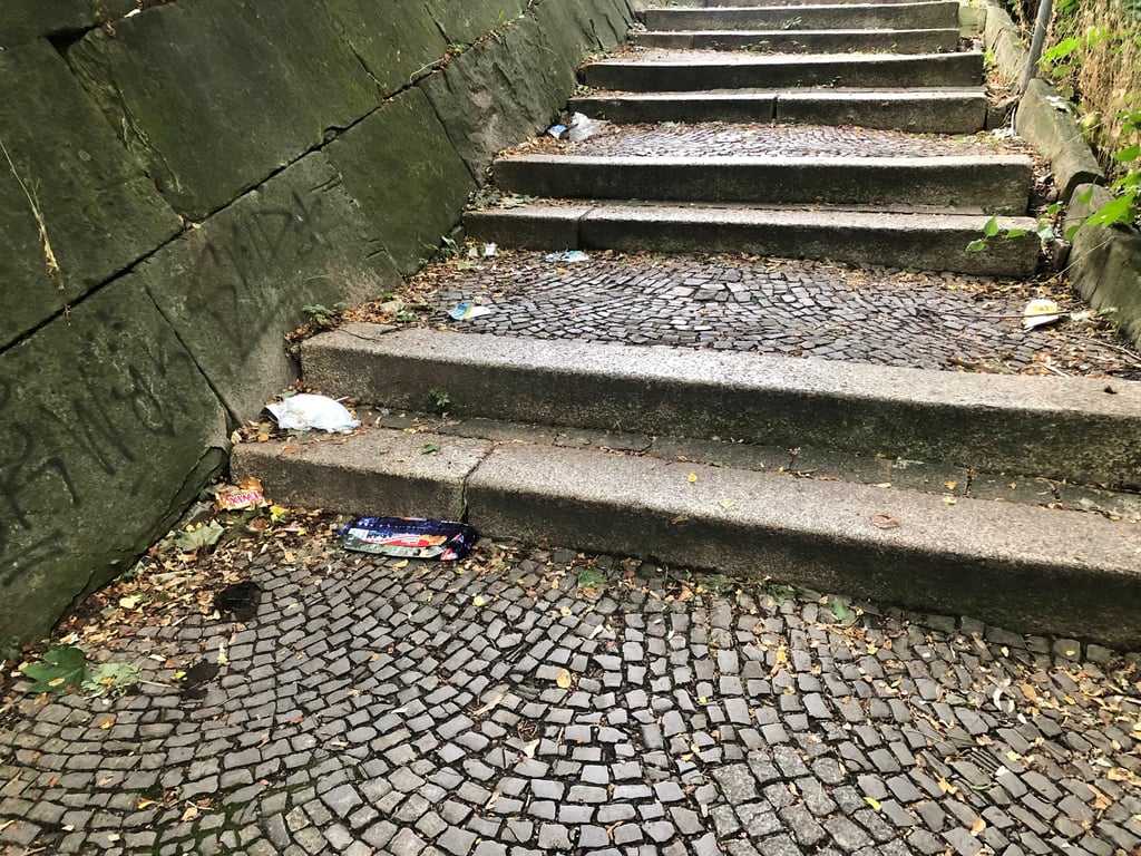 Müll in Zeitz: Müllspur von Donaliesstraße über Wendischen Berg bis Treppe und Schützenstraße.
