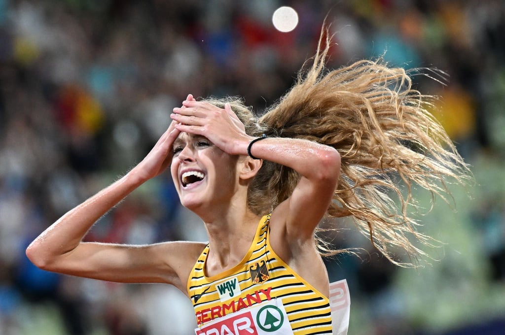 Konstanze Klosterhalfen aus Deutschland jubelt über die Goldmedaille.