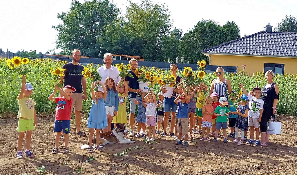 Startschuss für die zweiten Selbstpflückaktion von Sonnenblumen in Ebendorf. Landwirt Matthias Conert, Ortsbürgermeister Manfred Behrens weihten das Feld ein.